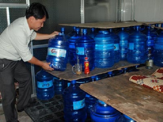 Hà Nội: Hàng loạt cơ sở sản xuất nước uống đóng chai không đạt chuẩn